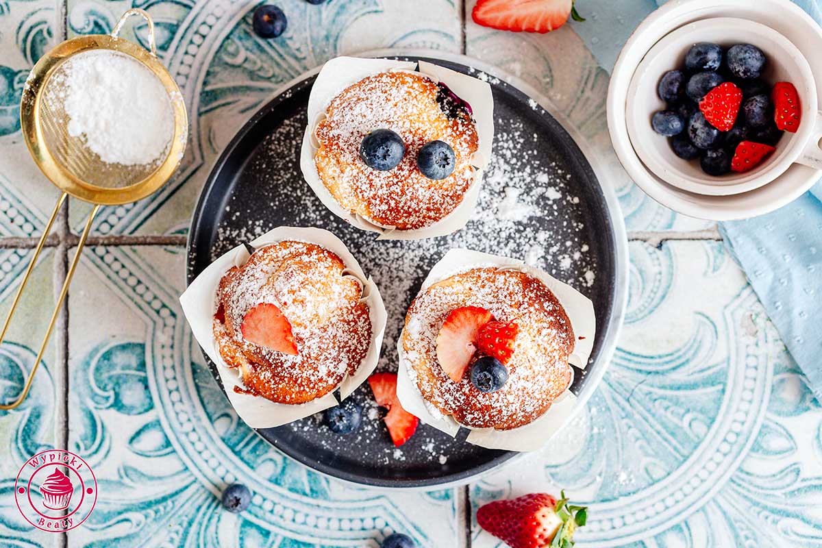 proteinowe muffiny na serku wiejskim pieczone z owocami