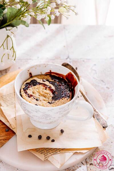 szybkie i proste domowe ciasto bananowe przygotowane w kubku i pieczone w mikrofalówce banana cake in a cup made with chocolate chips