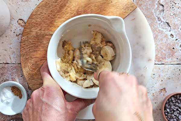 rozgniatanie banana na ciasto bananowe w kubku