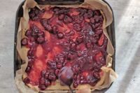 wykładanie frużeliny lub dżemu na spód biszkoptowy