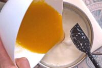 dodawanie puree z mango do podgrzanej śmietanki z mlekiem