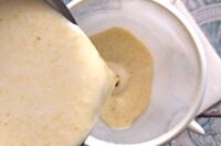 przecedzanie mango panna cotty przez gęste sito