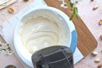 miksowanie kremu śmietankowego z mascarpone na babeczki pistacjowe