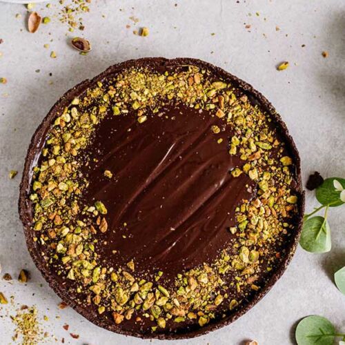 tarta czekoladowo-pistacjowa bez pieczenia na spodzie z ciast