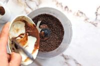 dodawanie rozpuszczonej czekolady do zmiksowanych ciasteczek oreo