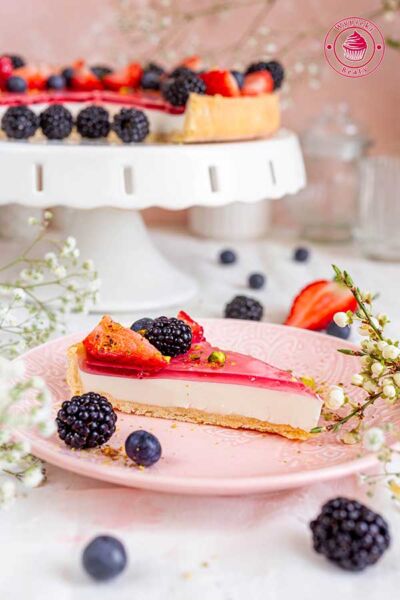 tarta śmietankowa z galaretką i świeżymi owocami