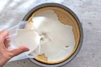 wylewanie masy na panna cottę na upieczony kruchy spód
