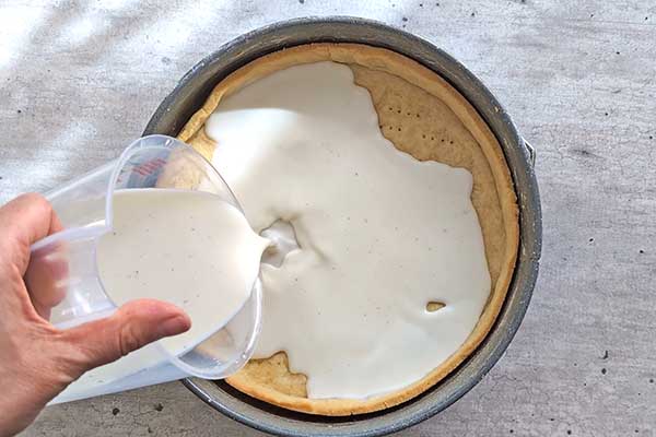 wylewanie masy na panna cottę na upieczony kruchy spód