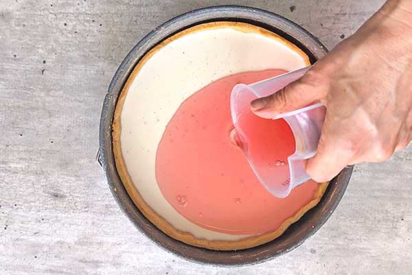 wylewanie galaretki owocowej na warstwę panna cotty