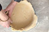 wylepianie kruchym ciastem formy do pieczenia
