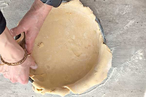 wylepianie kruchym ciastem formy do pieczenia