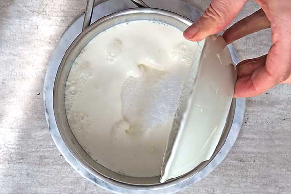 dodawanie napęczniałej żelatyny do masy na panna cottę