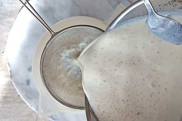 przelewanie masy do panna cotty przez sitko