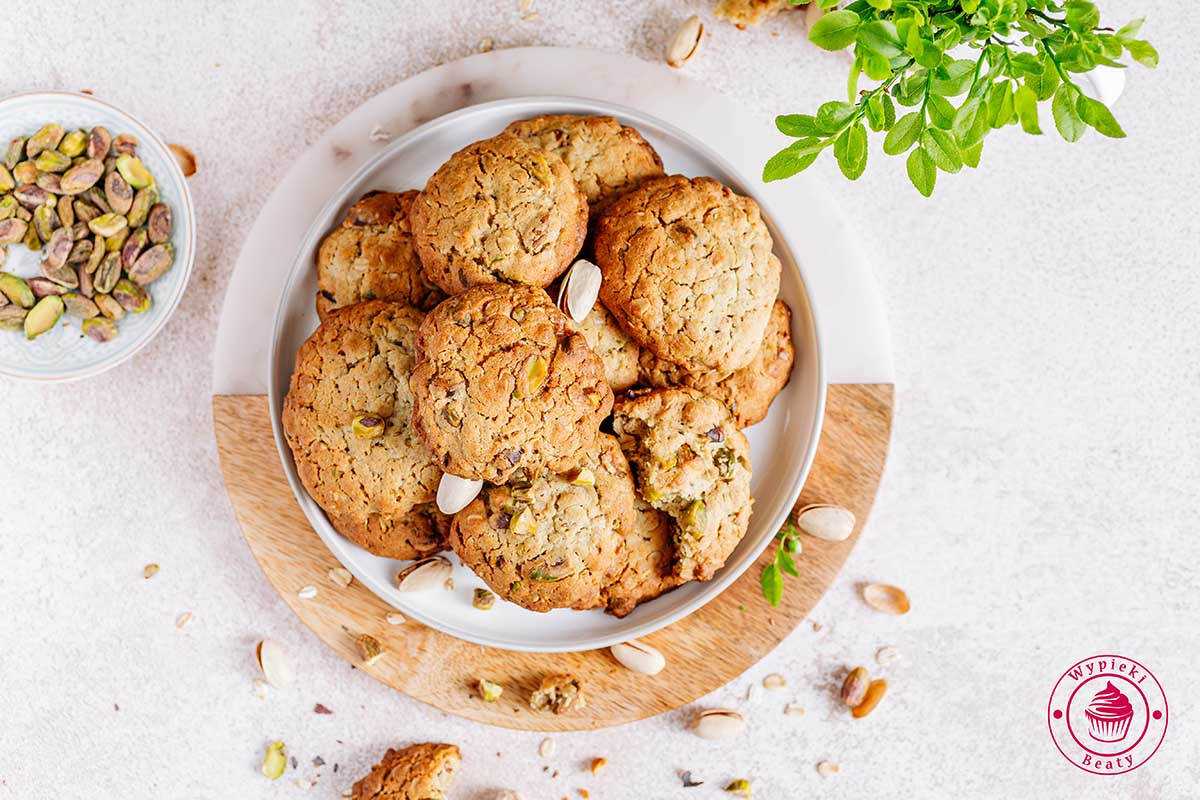plate with oatmeal pistachio cookies widok flat lay z góry na talerz z ułożonymi na nim ciastkami owsianymi z pistacjami