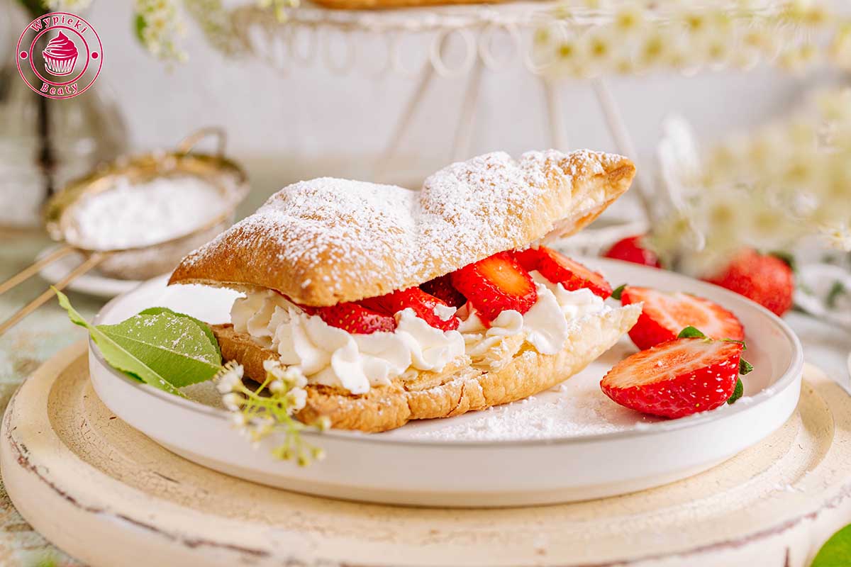 Ciastka z mascarpone i truskawkami przepis na szybkie francuskie ciastka z kremem mascarpone i krojonymi truskawkami