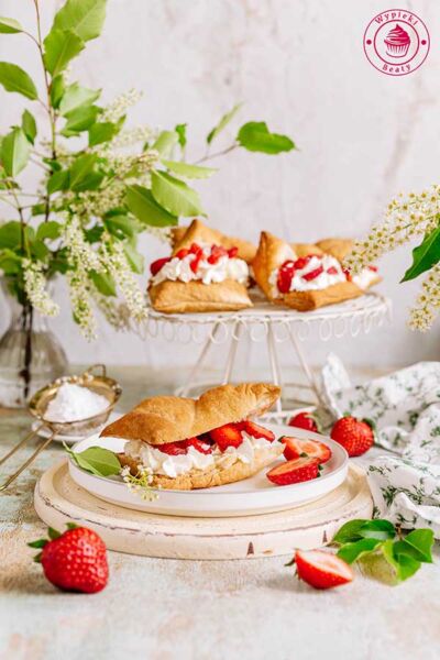 simple puff pastry cookies with mascarpone and strawberries francuskie ciasto z kremem mascarpone i truskawkami
