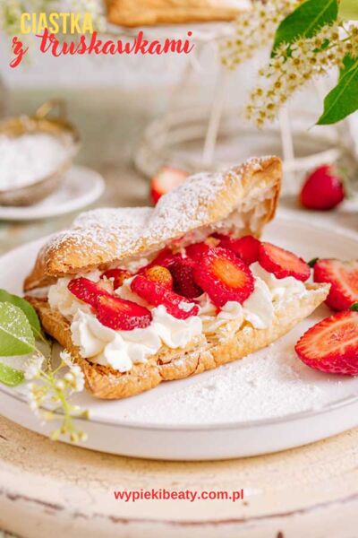 Ciastka z mascarpone i truskawkami puff pastry cookies with mascarpone cream and strawberries