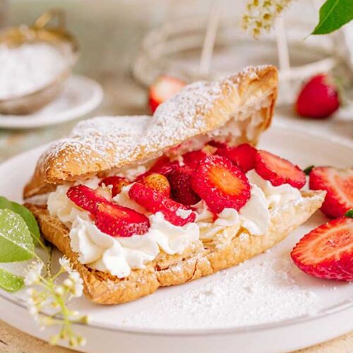puff pastry cookies with mascarpone cream and strawberries