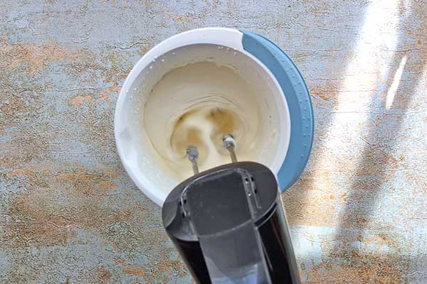 miksowanie kremu mascarpone do ciastek z truskawkami