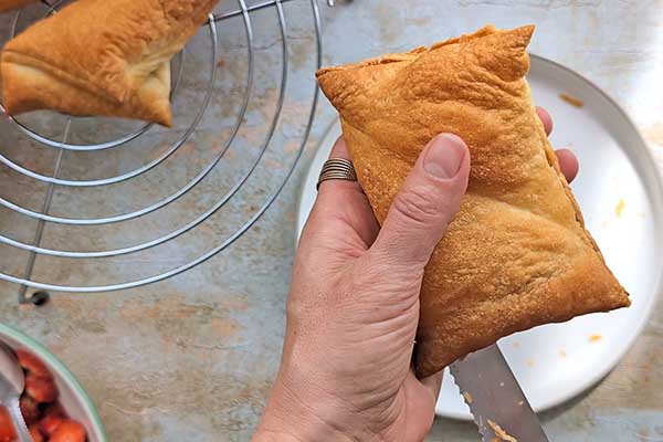 przekrajanie upieczonych ciastek francuskich