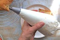 krem mascarpone przełożony do worka cukierniczego z nałożoną tylką
