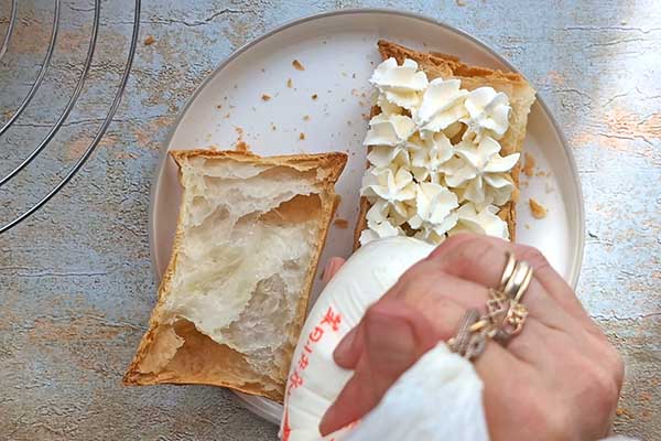 nakładanie kremu mascarpone na ciastka francuskie