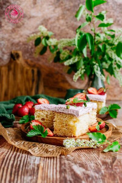 simple cake with strawberry mousse ucierane ciasto z musem truskawkowym udekorowane świeżymi truskawkami