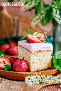 Olejowe ciasto z truskawkami – prosty przepis a piece of cake with strawberries on top