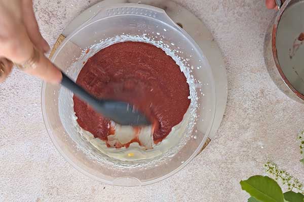 mieszanie bitej śmietany z puree z truskawek