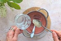 dodawanie żelatyny do puree z truskawek