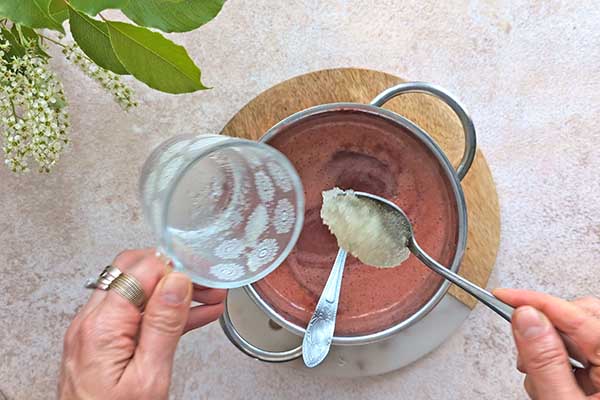 dodawanie żelatyny do puree z truskawek