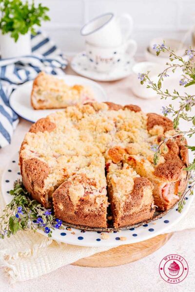 simple rhubarb cake with streusel widok na pokrojone na kawałki ucierane ciasto z rabarbarem i kruszonką cytrynową