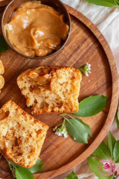 kajmakowe muffiny  z masą kajmakową ułożone na drewnianym brązowym talerzu