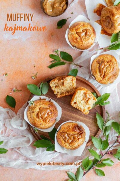 Proste muffiny kajmakowe widok z góry na muffiny kajmakowe ułożone na pomarańczowym tle