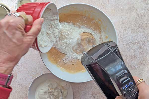dodawanie mąki z proszkiem do pieczenia do ciasta na muffiny
