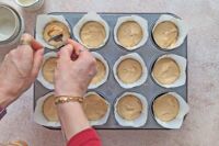 nakładanie masy kajmakowej do muffinek