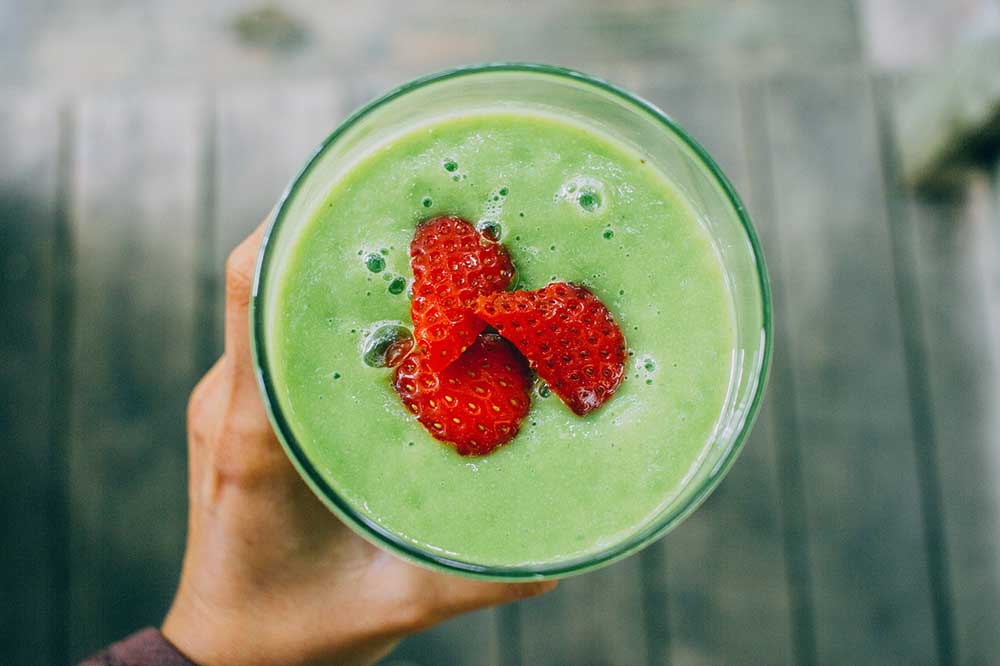 zielone smoothie z malinami