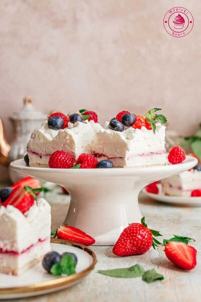 no bake cheesecake with berries and cream sernik z białą czekoladą i owocami na paterze