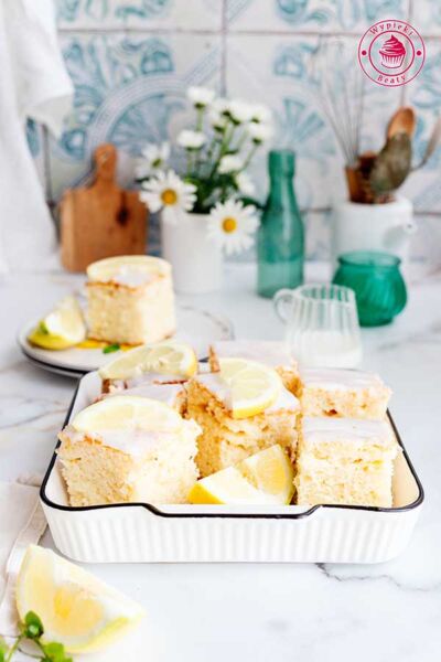 widok na pokrojone na kawałki ciasto cytrynowe z lukrem na kuchennym blacie jogurtowe ciasto na oleju z sokiem z cytryny