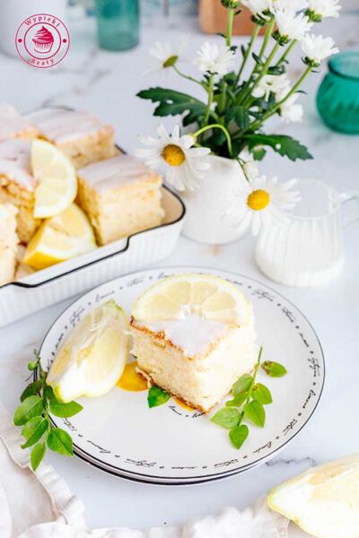 yoghurt lemon cake with icing