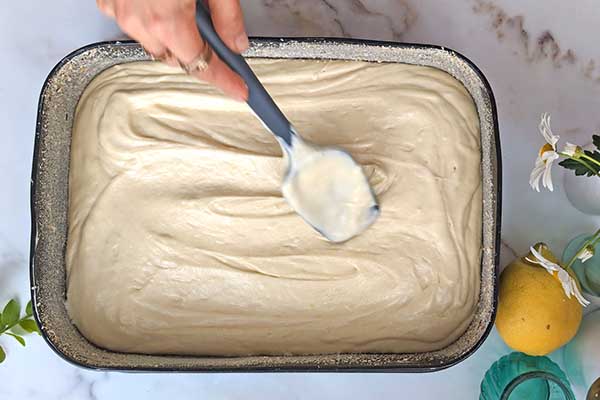 wykładanie ciasta cytrynowego z jogurtem do formy do pieczenia