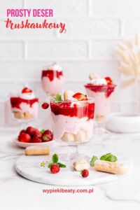 Prosty deser czekoladowo-brzoskwiniowy a strawberry dessert in a glass