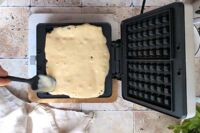 wykładanie ciasta na gofry do rozgrzanej gofrownicy