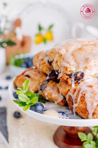 zbliżenie na ułożone jeden na drugim scones z borówkami