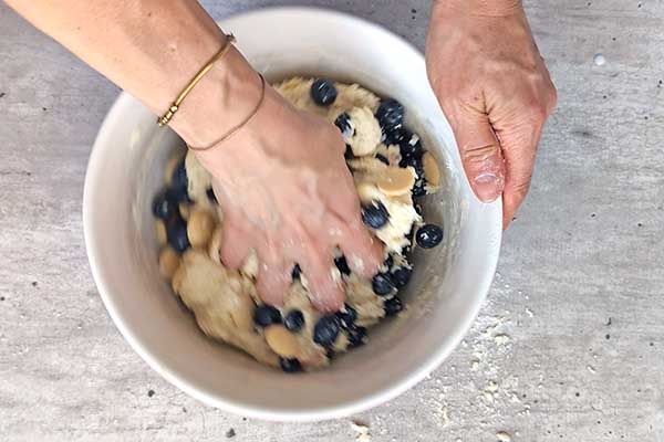 mieszanie ciasta na scones z borówkami
