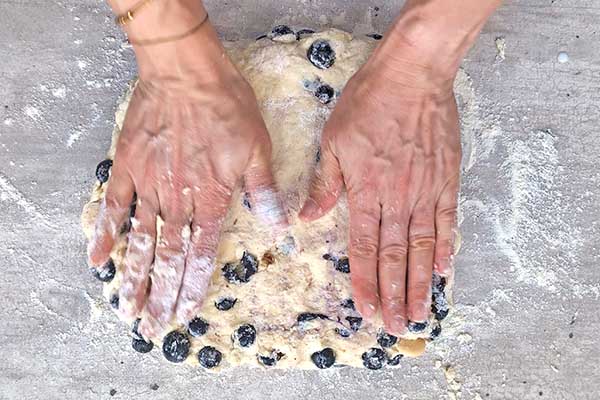 formowanie ciasta na scones w kwadrat
