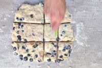 krojenie ciasta na scones na porcje