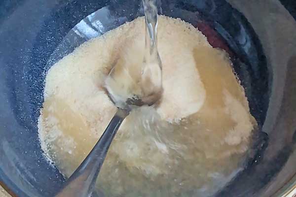 przygotowanie żelatyny do sernika na zimno