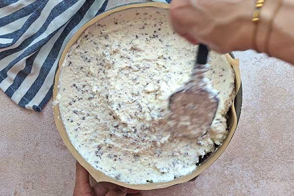 wykładanie sernika stracciatella do formy