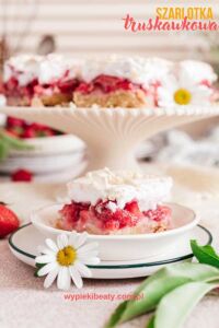 Olejowe ciasto z truskawkami – prosty przepis a plate with a dessert on it
